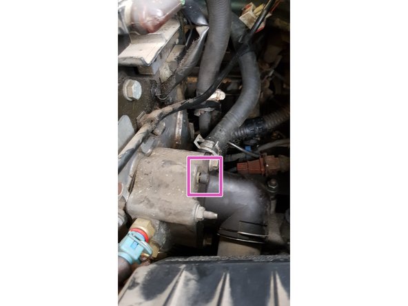 Avec une clé BTR de 5mm retirez la vis de purge placée sur le boîtier du thermostat.