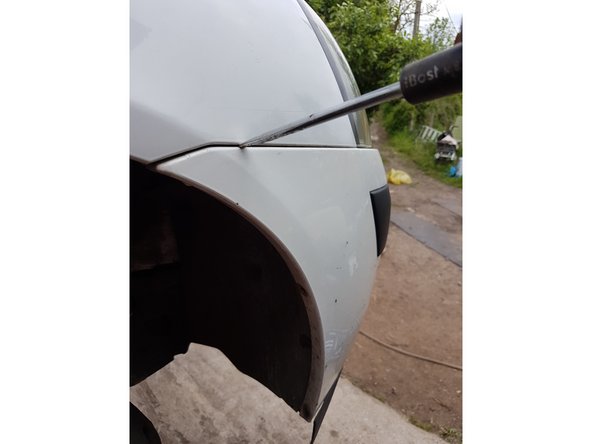 Dégrafer le pare choc à l'aide d'un tournevis ou d'une cale en plastique si vous ne voulez pas trop l'abimer.