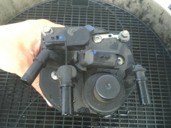 Tourner le capteur dans le sens de la fleche puis levez-le