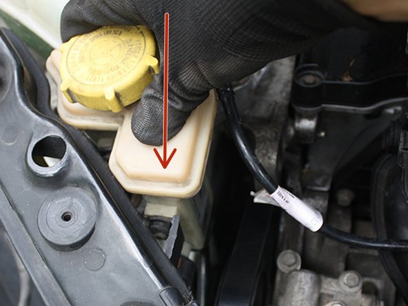 Replacer le bocal de liquide de direction assistée  dans ses ergots.