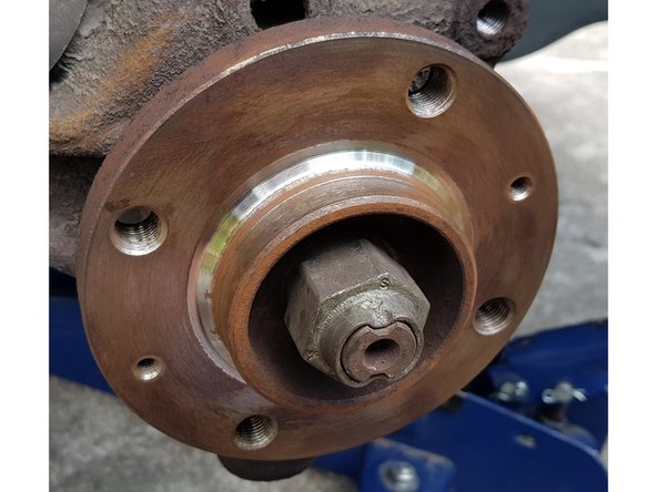 Pour faciliter un futur démontage vous pouvez enduire le moyeu avec de la graisse cuivrée.