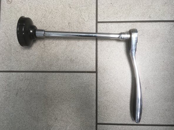 Desserrer légèrement le filtre à huile a l'aide de la cloche à filtre