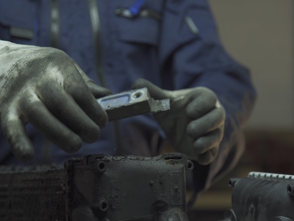 Récupérer la fixation présente sur l'ancien radiateur en la poussant dessus vers l'extérieur