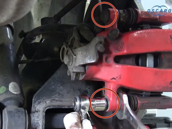 Resserrer les 2 boulons de l’étrier à l'aide de votre cliquet de 13 et votre clé de 17