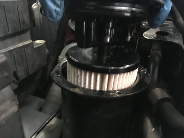 Monter le nouveau filtre à carburant sur le bloc carburant