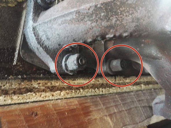 Dévissez les écrous de fixation du collecteur d'échappement