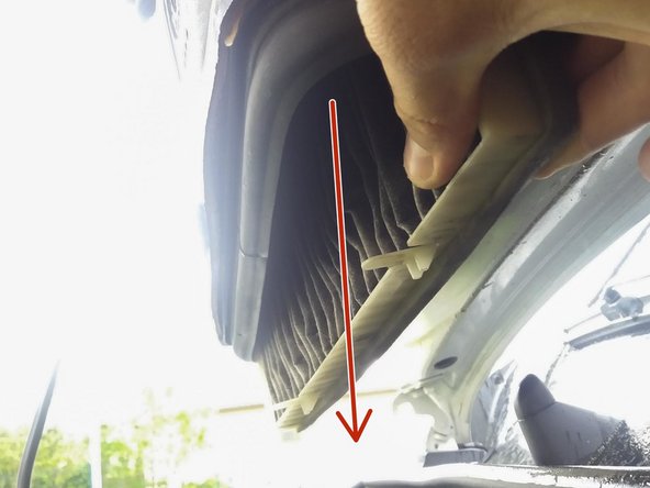 Effectuer un coup de soufflette pour nettoyer la boite.