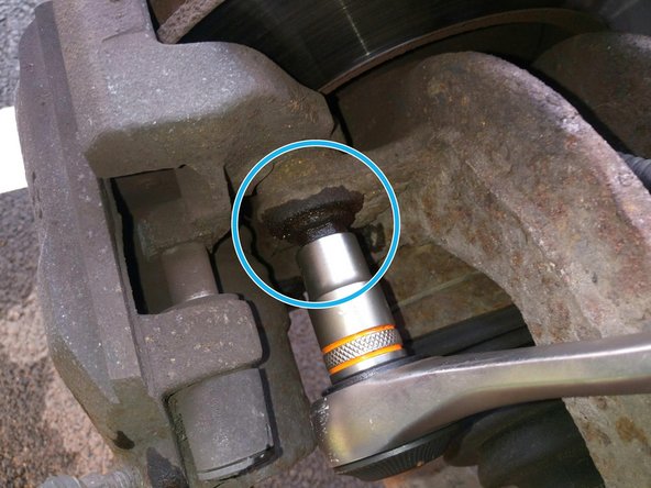 Dévissez les deux vis qui tiennent l'étrier à l'aide d'une clé de 13.