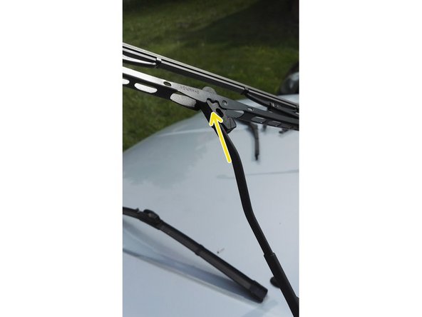 Replacer le balai sur le parebrise en rabattant le bras