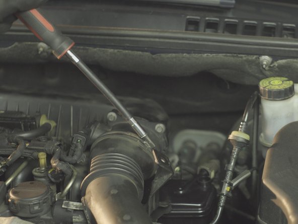 Resserrer le collier de la durite d'air avec une douille de 7.