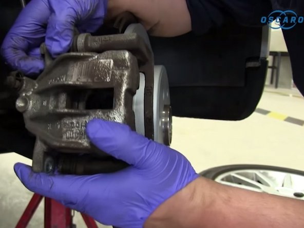 Décrocher l’étrier et le repositionner