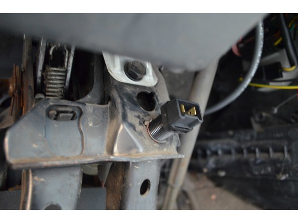 Pour régler le contacteur il suffit de l'enfoncer jusqu'à ce que la face du contacteur arrive à la butée de l'alésage. Pour résumer, enfoncez-le jusqu'au bout.