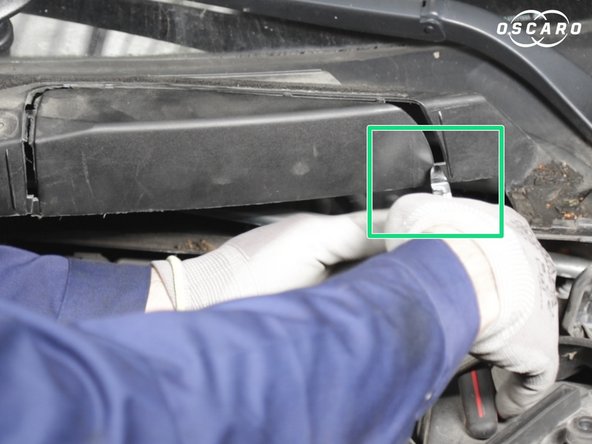 Afin d’avoir un accès plus facile découper et retirer le cache au dessus de la boite à air