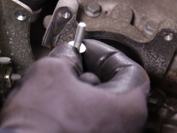 Une fois les deux vis retirées , extraire le support