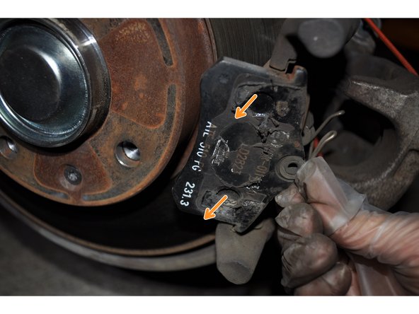 Déposer les plaquettes de frein usagées.