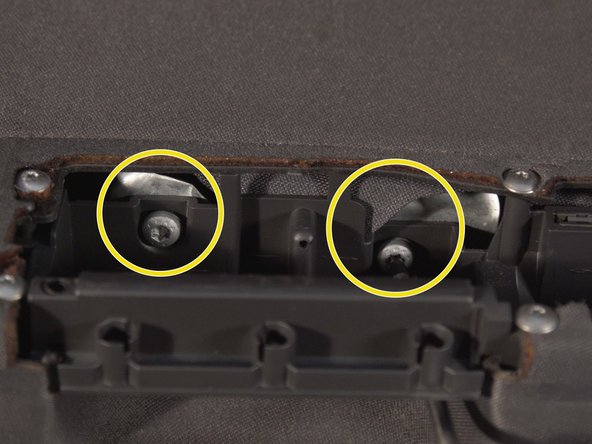 Dévisser les 2 vis se trouvant derrière la poignée à l'aide d'un tournevis Torx 30