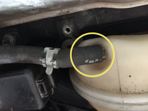 Déconnecter le tuyau d'alimentation côté droit et l'obturer à l'aide d'un obturateur métallique.