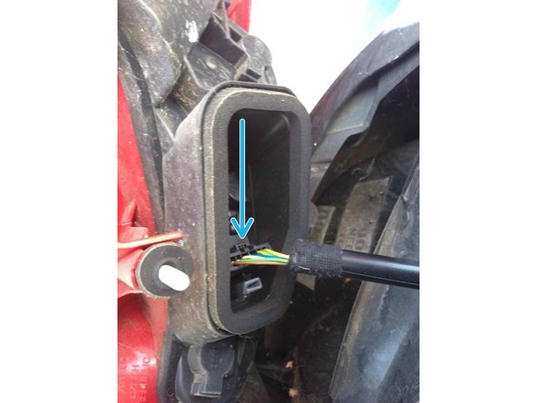 Pour remettre le connectique du feu, remettez la prise en respectant son sens grâce à la petit languette puis appuyez fortement pour la clipser.