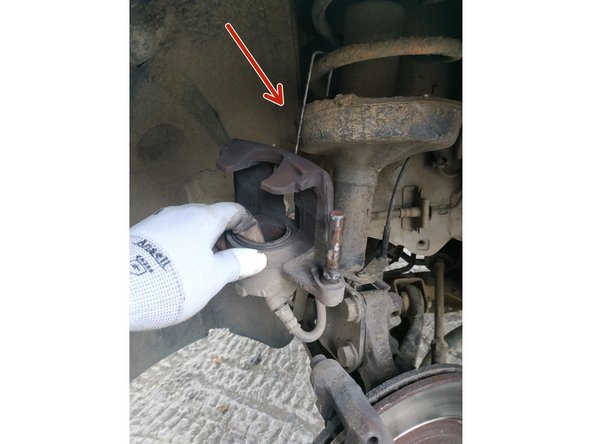 suspendre l'étrier à l'aide d'une sangle ou de tout autre outil similaire (sandows)