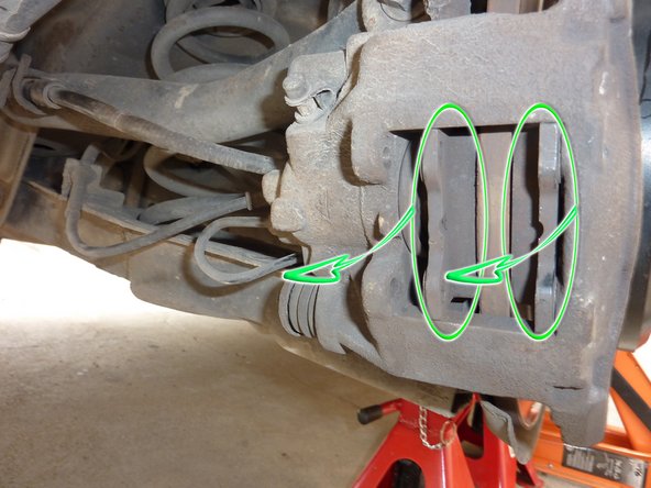 Avec un chasse-goupilles, déposer les deux grandes goupilles (repère bleu) en commençant par celle du bas.