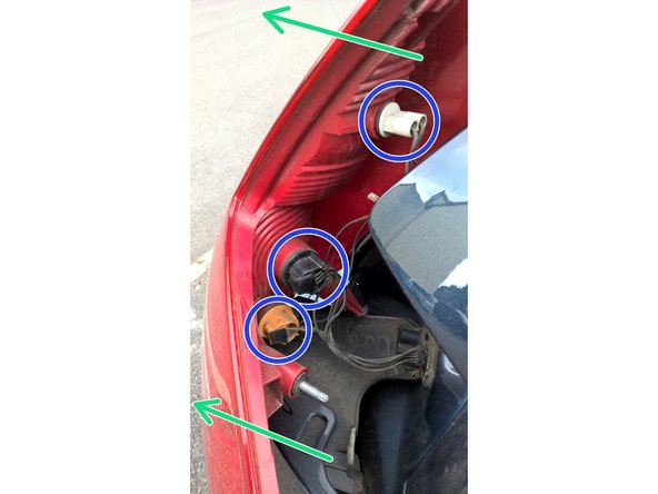 Dévisser à la main l'écrou papillon dans le sens anti-horaire