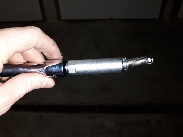 Pour monter les nouvelles bougies, les mettre dans la douille avant de les visser (ce sera plus simple de bien les présenter dans le puits)