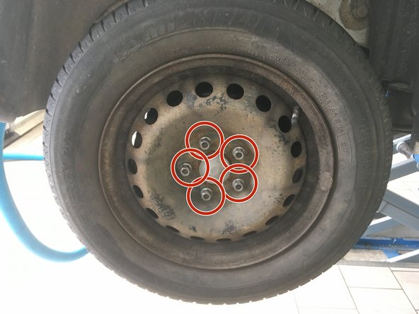 Démonter les roues à l'aide de la croix