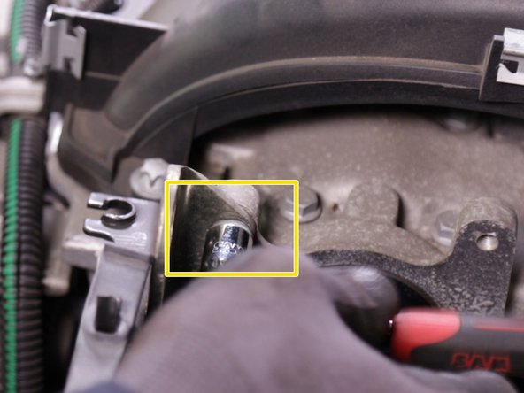 Afin de retirer le support du résonateur retirer les deux vis en commençant par celle du haut