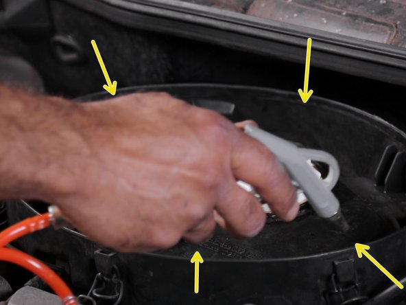 Nettoyer à l'aide d'une soufflette ou d'un aspirateur  les impuretés présentes dans la boite à air