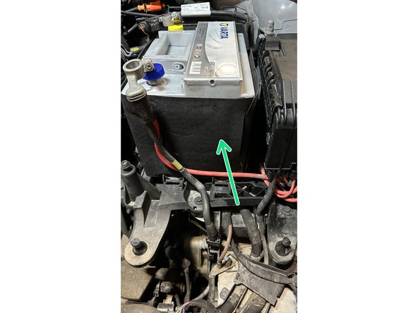 Retirer les demis coques avant et arrière (valable pour les modèles bluemotion technologie), il y a 3 clips à la base de chaque demi coque. Retirer ensuite la protection feutrée qui entoure la batterie.