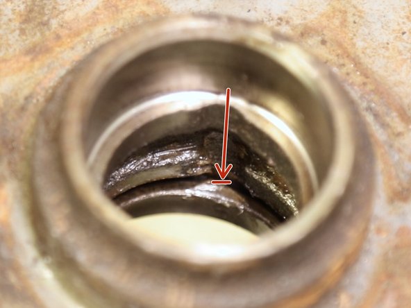 Placez votre chasse goupilles sur l'un des 3 emplacements dédiés pour chasser la cage du roulement intérieur (grand)