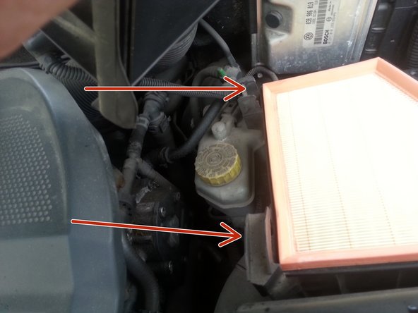 Remettre le couvercle en passant  d'abord les crochets