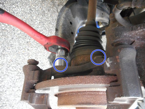 Desserrez les deux vis du support d'étrier à l'aide d'un cliquet et d'une douille de 19mm.