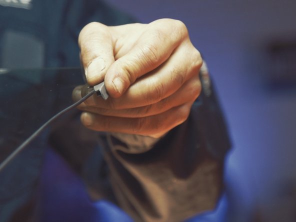 
The guide has a mounting direction, the edge of the guide is positioned on the inside of the glass
