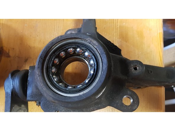 Retirez le circlip à l'aide d'une pince adaptée.