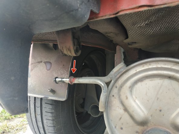 défaire le silent-bloc du silencieux pour un meilleur accès à la tôle pare-chaleur