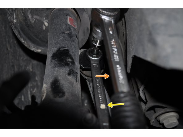 De la même manière que l’étape précédente, déposer l'écrou de la rotule supérieure de la biellette.