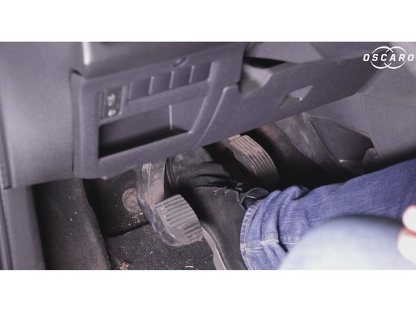 Enfoncer doucement la pédale de frein puis pomper jusqu'à ce que cette dernière devienne dure afin de rapprocher les plaquettes de frein sur le disque