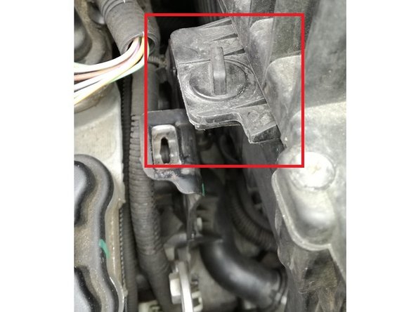 Et une petite vis plastique (entourée en rouge). Elle se débloque par juste un quart de tour