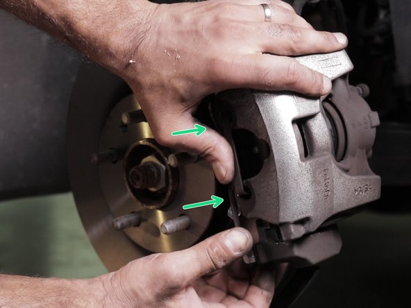 Reposer le ressort sur l'étrier en commençant par un côté