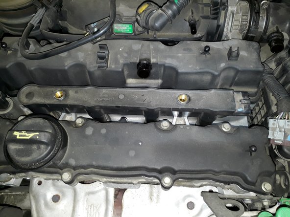 Enlever la rampe de bobine en la soulevant (avec force et délicatesse en même temps) vers le haut