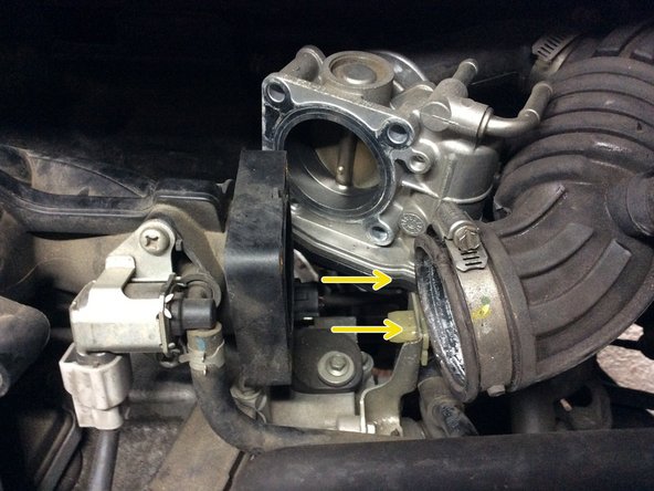 Avec une cle de 8, enlever les 4 boulons qui fixent le papillon d'air. Le faire basculer sur l'arrière.