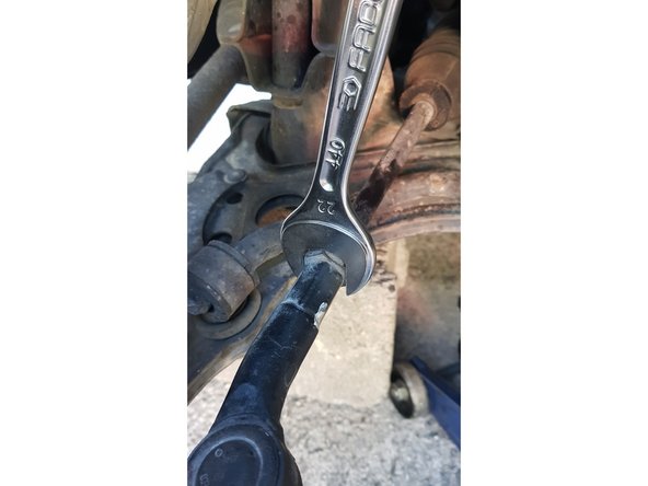 Avec une clé plate de 22mm desserrez d'un demi-tour l'écrou.