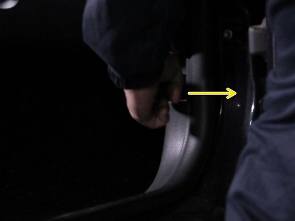 Tirer sur la poignée placée en bas à gauche