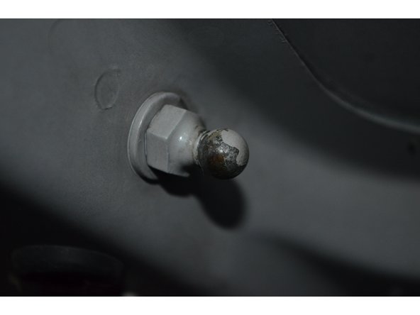 Retirez le reste de graisse de la bille de fixation pour ne pas dégrader la graisse neuve présente dans le vérin neuf.