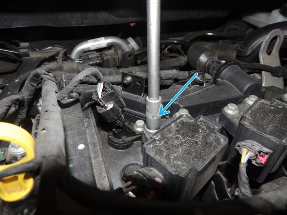 Débloquer et dévisser les deux vis à l'aide d'une douille de 8.