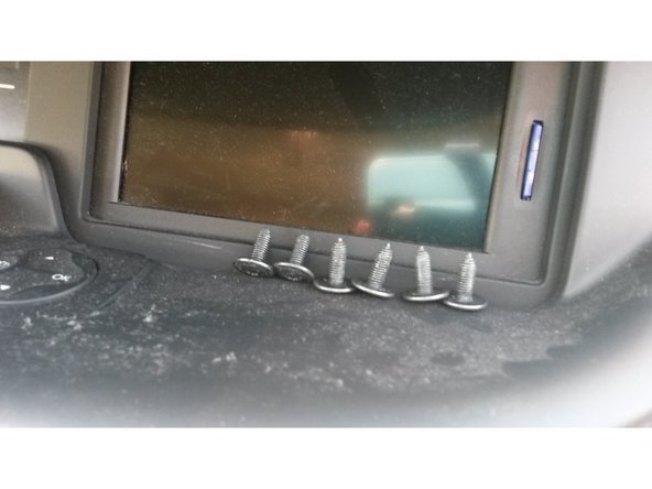 Les 6 vis de la boite à gants enlevées