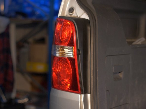 Replacer le cache plastique en respectant ses trois guide