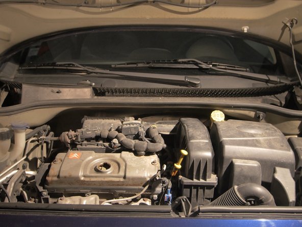 Verser environ 3l d'huile moteur à l'aide d'un entonnoir