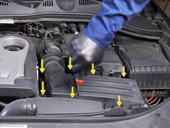 Resserrer les 7 vis tout autour de la boite à air